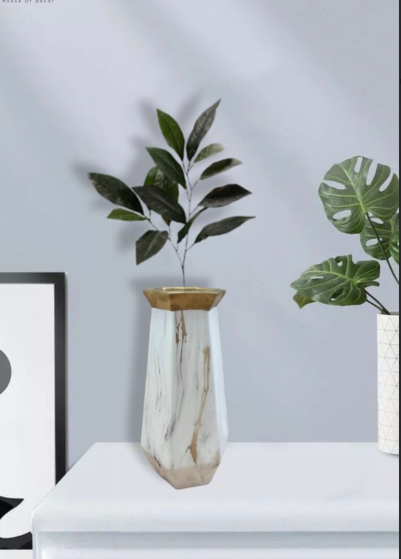 Elegant White Flower Vase with a Contemporary Design