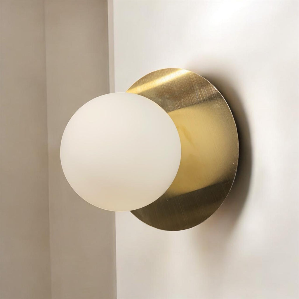 Luxurious Gold Metal Wall-Mount Light Fixture for Modern Interiors