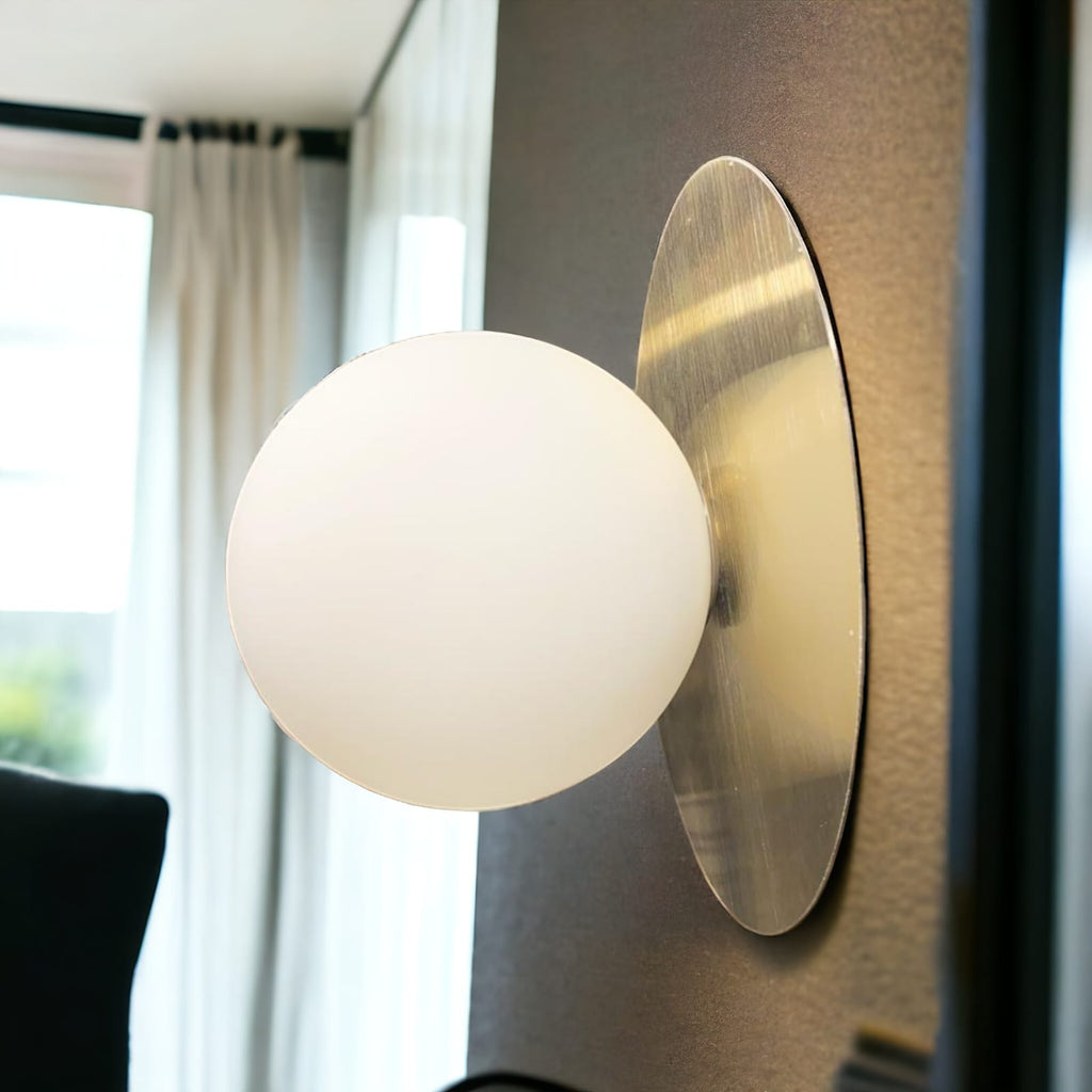 Luxurious Gold Metal Wall-Mount Light Fixture for Modern Interiors