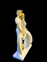 Load image into Gallery viewer, Romantic Couple Showpiece